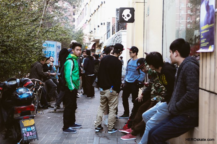 大批滑手早已经在门外等待